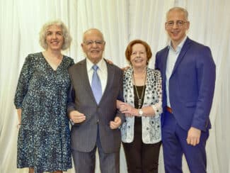 Gratulation auch im Namen aller Mitarbeiter Helmut Schreiner (2.v.l.) zum 85. Geburtstag. Familie Schreiner freut sich über den 85. Geburtstag von Helmut Schreiner: Tochter Carina Schreiner (links), Ehefrau Ulrike Schreiner und Roland Schreiner (Quelle: Schreiner Group)