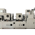 Die abgebildete Maschine von Link Label ist mit zwei semirotativen Flexowerken und eine Flachstanze mit Laminiereinheit ausgestattet (Quelle: Link Label)