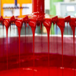 In der Produktion bei Colorgraf: Farbe will gut gerührt sein. Bei Colorgraf legt man Wert auf die richtige Mischung (Quelle: Chromos)