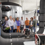Besuch aus Inning am Ammersee: Mitglieder des Gemeinrats und der Bauverwaltung besichtigen das Wärmepumpenhaus (Quelle: Schreiner Group)
