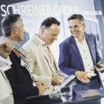 Dr. Jens vor der Brüggen (rechts), Leiter Forschung + Entwicklung bei der Schreiner Group, nahm bei FINAT-Preisverleihung im Rahmen des European Label Forum (ELF) den Innovationspreis für die Smart Syringe Box entgegen (Quelle: Schreiner Group)