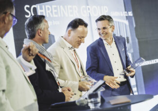 Dr. Jens vor der Brüggen (rechts), Leiter Forschung + Entwicklung bei der Schreiner Group, nahm bei FINAT-Preisverleihung im Rahmen des European Label Forum (ELF) den Innovationspreis für die Smart Syringe Box entgegen (Quelle: Schreiner Group)