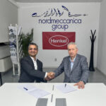 Rajat Agarwal, Global Head of Packaging bei Henkel Adhesive Technologies, und Antonio Cerciello, Präsident von Nordmeccanica (Quellen: Nordmeccanica)
