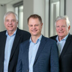 Michael Behrens ist der erste externe CEO in der Geschichte von Vetaphone. Hier im Bild mit Jan und Frank Eisby, deren Vater Verner das Unternehmen in den 1950er Jahren gründete (Quelle: Vetaphone)