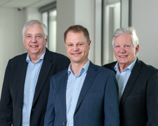Michael Behrens ist der erste externe CEO in der Geschichte von Vetaphone. Hier im Bild mit Jan und Frank Eisby, deren Vater Verner das Unternehmen in den 1950er Jahren gründete (Quelle: Vetaphone)