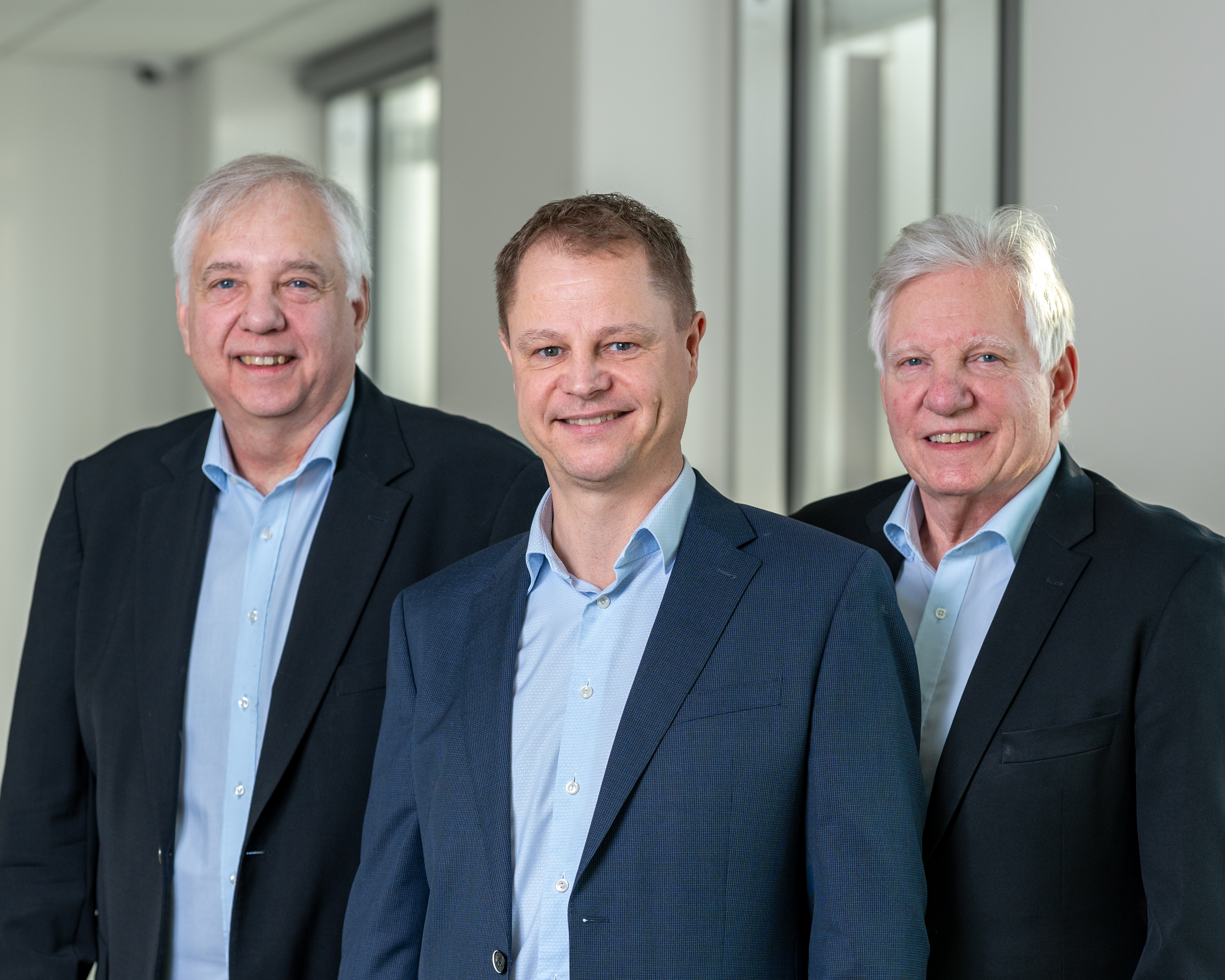 Michael Behrens ist der erste externe CEO in der Geschichte von Vetaphone. Hier im Bild mit Jan und Frank Eisby, deren Vater Verner das Unternehmen in den 1950er Jahren gründete (Quelle: Vetaphone)