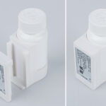 Ein wiederverwendbares Adapter-System aus Kunststoff ermöglicht die sichere Anbringung des Digital Display Labels an verschiedenste Verpackungsformen – von Blister-Wallets bis hin zu Vials (Quelle: Schreiner Group)