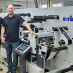 Matthias Bentz, Geschäftsführer der B&T Tec GmbH, und Alexander Schlegel, Geschäftsführer der Schlegel Etiketten GmbH, bei der gemeinsamen Inbetriebnahme der neuen Rhyguan Top330Plus3 am Standort Stuttgart (Quelle: B&T Tec)