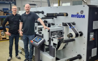 Matthias Bentz, Geschäftsführer der B&T Tec GmbH, und Alexander Schlegel, Geschäftsführer der Schlegel Etiketten GmbH, bei der gemeinsamen Inbetriebnahme der neuen Rhyguan Top330Plus3 am Standort Stuttgart (Quelle: B&T Tec)
