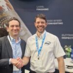 Isidore Leiser (l.), Inhaber Stratus Packaging Europe und Matt Burton, Global Sales Director, ABG beim Vertragsabschluss (Quelle: ABG)