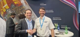 Isidore Leiser (l.), Inhaber Stratus Packaging Europe und Matt Burton, Global Sales Director, ABG beim Vertragsabschluss (Quelle: ABG)