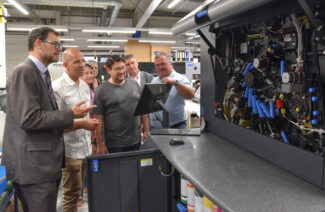 Ralf Kempa (rechts) erklärt die Funktionsweise der Digitaldruckmaschine HP-Indigo 6K (Quelle: Dieter Kempa Etiketten GmbH)