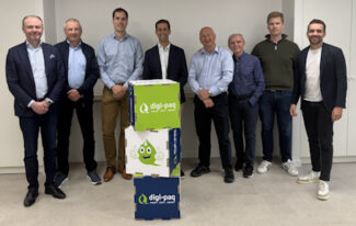 Die Vorstandsmitglieder von Concordia Labels feiern ihre jährliche Sommervorstandssitzung in der Digi-Paq-Zentrale in Kortemark, Belgien. V.l.n.r.: Jussi Oksanen (Auraprint, FIN), Peter Overbeek (Eshuis, NLD), Frederik Parrein (Digi-Paq, BEL), Francesc Egea (IPE Innovaciones, ESP), Adrian Steele (Mercian Labels, GBR), Roberto Sala (Arca, ITA), Christophe Parrein (Digi-Paq, BEL), Christian Zoll (Carini, AUT) (Quelle: Concordia Labels)