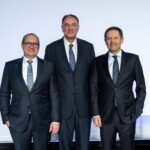 Dr. David Schmedding, CSO, Dr. Martin Sonnenschein, Aufsichtsratsvorsitzender und Jürgen Otto, CEO, auf der Hauptversammlung zum Geschäftsjahr 2024/2025 in Mannheim (v.l.n.r.) (Quelle: Heidelberg)