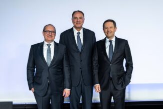 Dr. David Schmedding, CSO, Dr. Martin Sonnenschein, Aufsichtsratsvorsitzender und Jürgen Otto, CEO, auf der Hauptversammlung zum Geschäftsjahr 2024/2025 in Mannheim (v.l.n.r.) (Quelle: Heidelberg)