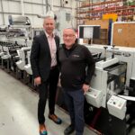 Shaun Higgins und Antony Cotton mit einer der neuen Mark Andy Evolution E5-Druckmaschinen von Dura-ID am Firmensitz in Barnsley (Quelle: Mark Andy)