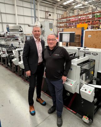 Shaun Higgins und Antony Cotton mit einer der neuen Mark Andy Evolution E5-Druckmaschinen von Dura-ID am Firmensitz in Barnsley (Quelle: Mark Andy)