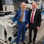 Ivan Caldirola, Minova Labels und Giuseppe Rossi, Vetaphone, mit einer der Lombardi Synchroline 430-Druckmaschinen von Minova Labels (Quelle: Vetaphone)