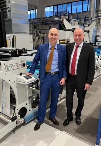 Ivan Caldirola, Minova Labels und Giuseppe Rossi, Vetaphone, mit einer der Lombardi Synchroline 430-Druckmaschinen von Minova Labels (Quelle: Vetaphone)