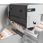 AVT stellt auf der Labelexpo sein „Flaggschiff“ vor: Das vollständig automatisierte Instepktionssystem Helios (Quelle: AVT)