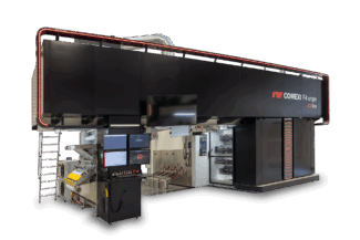 Mit der F4 Origin stellt Comexi die vierte Generation seiner kompakten Flexodruckmaschine im Technologiezentrum nahe Barcelona vor (Quelle: Comexi)