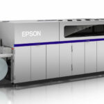 Epson zeigt auf der Labelexpo 2025 seine neuesten Lösungen für Druckdienstleister der Etiketten- und Verpackungsbranche - unter anderem die neue SurePress L-5034 (Quelle: Epson)