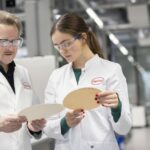 Auf der Labelexpo Europe 2025 zeigt Henkel, wie Unternehmen mit modernen Klebstofftechnologien die Anforderungen der EU-Verpackungsverordnung PPWR erfüllen können (Quelle: Henkel)