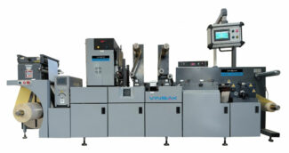 Neben der Vinsak Label Decor, einer digitalen Veredelungsmaschine, stellt Rotatek am selben Stand ein Highlight im Rollenoffset vor (Quelle: Gansert Maschinenbau)