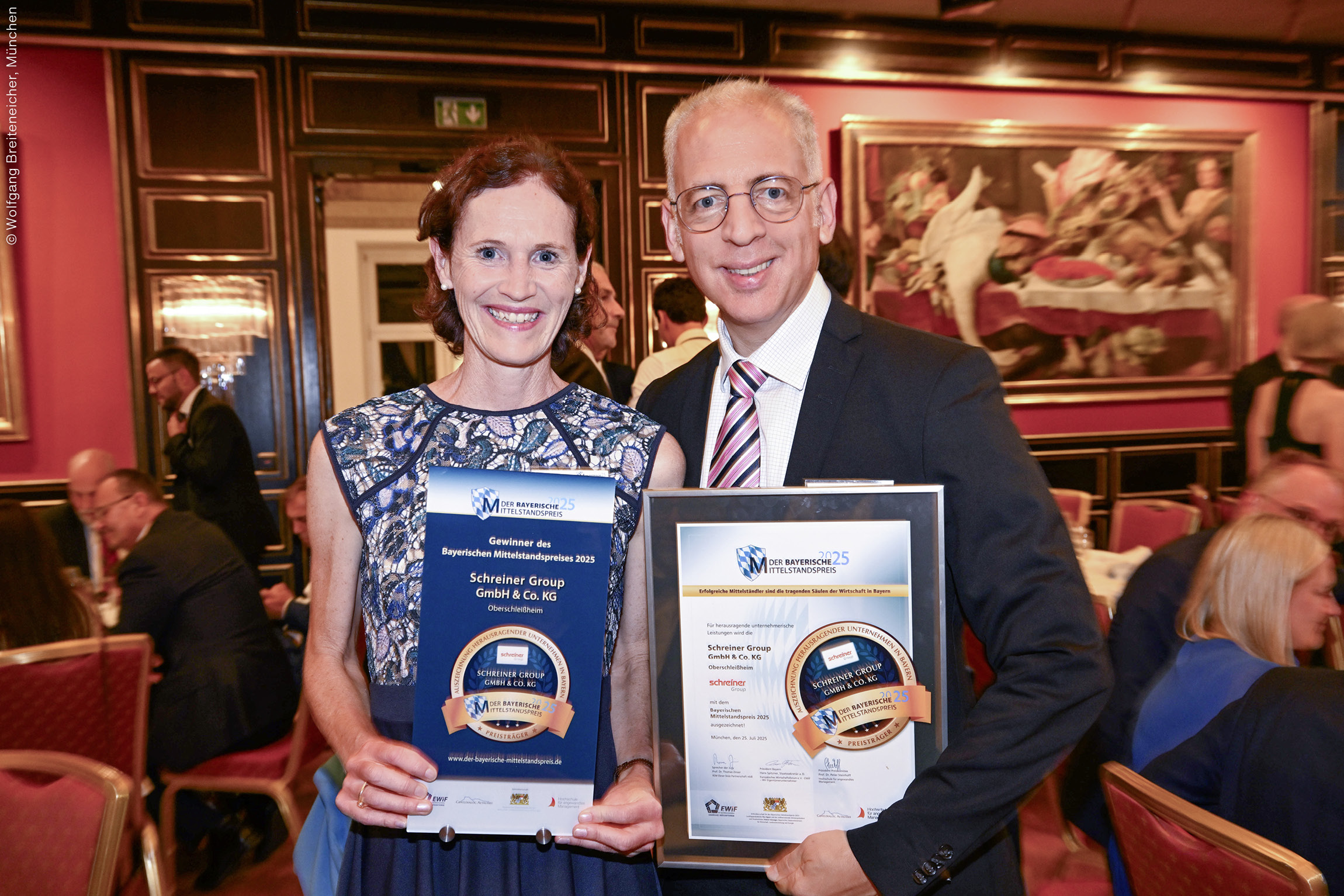 Geschäftsführer Roland Schreiner und seine Assistentin Kathrin Schafmeister nahmen den Preis im Münchner Künstlerhaus feierlich entgegen (Foto: Wolfgang Breiteneicher, München)