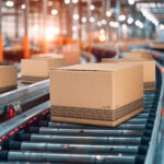 Mondi ermöglicht das etikettenfreie Verpacken von 35.000 Sendungen pro Tag bei Komsa mittels Hochleistungsdigitaldruck (Quelle: Mondi)