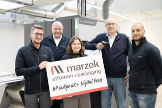 Dr. Johannes Michael Wareka, CEO, 4. Generation der Gründerfamilie, Stefanie Wareka, CMO und 5. Generation der Gründerfamilie, DI Michael Grech, MBA, COO, und Mitarbeiter der Produktion Digital Offset mit der HP Indigo 6k+ Digital-Offsetmaschine, der jüngsten Innovation im Maschinenpark von Marzek Etiketten+Packaging (Quelle: Marzek Etiketten+Packaging)