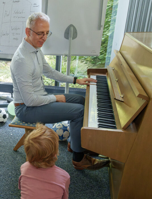 Roland Schreiner besucht die Kinder, trat gegen sie im Tischtennis an, spielte für sie auf dem Klavier und ging auf die neugierigen Fragen der kleinen Teilnehmer ein (Quelle: Schreiner Group) 