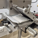 Materialbahnende kurz vor dem Einlauf in den Spleißkopf. Zur Verdeutlichung ist die Klebefläche für den Spleiß in Weiß dargestellt (Quelle: Verpackungstechnik Jetter GmbH und b+b Automations- und Steuerungstechnik GmbH)
