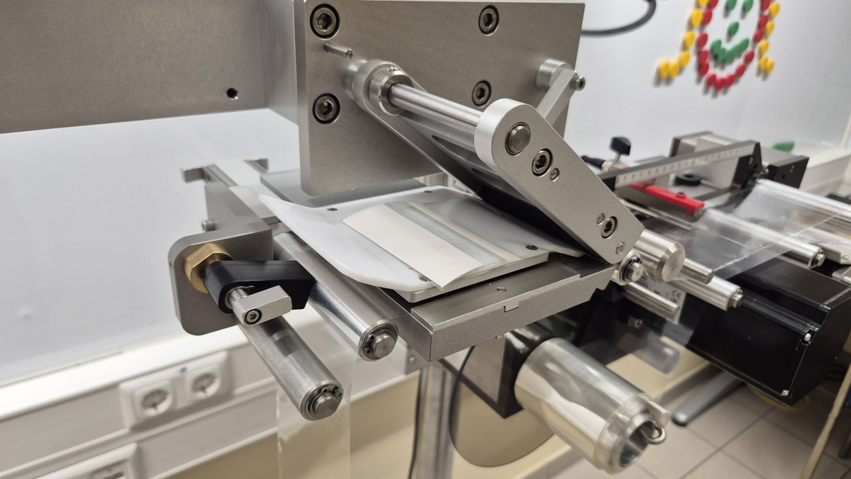 Materialbahnende kurz vor dem Einlauf in den Spleißkopf. Zur Verdeutlichung ist die Klebefläche für den Spleiß in Weiß dargestellt (Quelle: Verpackungstechnik Jetter GmbH und b+b Automations- und Steuerungstechnik GmbH)