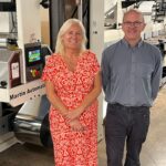 Zenna Parfaniuk und Jamie Hyde mit dem neuen Martin Automatic MBS von The Label Makers, installiert an einer MPS-Flexodruckmaschine.