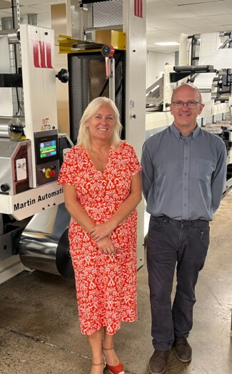 Zenna Parfaniuk und Jamie Hyde mit dem neuen Martin Automatic MBS von The Label Makers, installiert an einer MPS-Flexodruckmaschine.