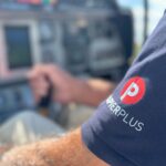 Ab sofort tragen die Fluglehrer einheitliche Pilotenhemden mit dem Logo von Papier Plus – ein sichtbares Zeichen der Partnerschaft zwischen dem Unternehmen und der ältesten Flugschule der Welt (Quelle: Papier Plus)