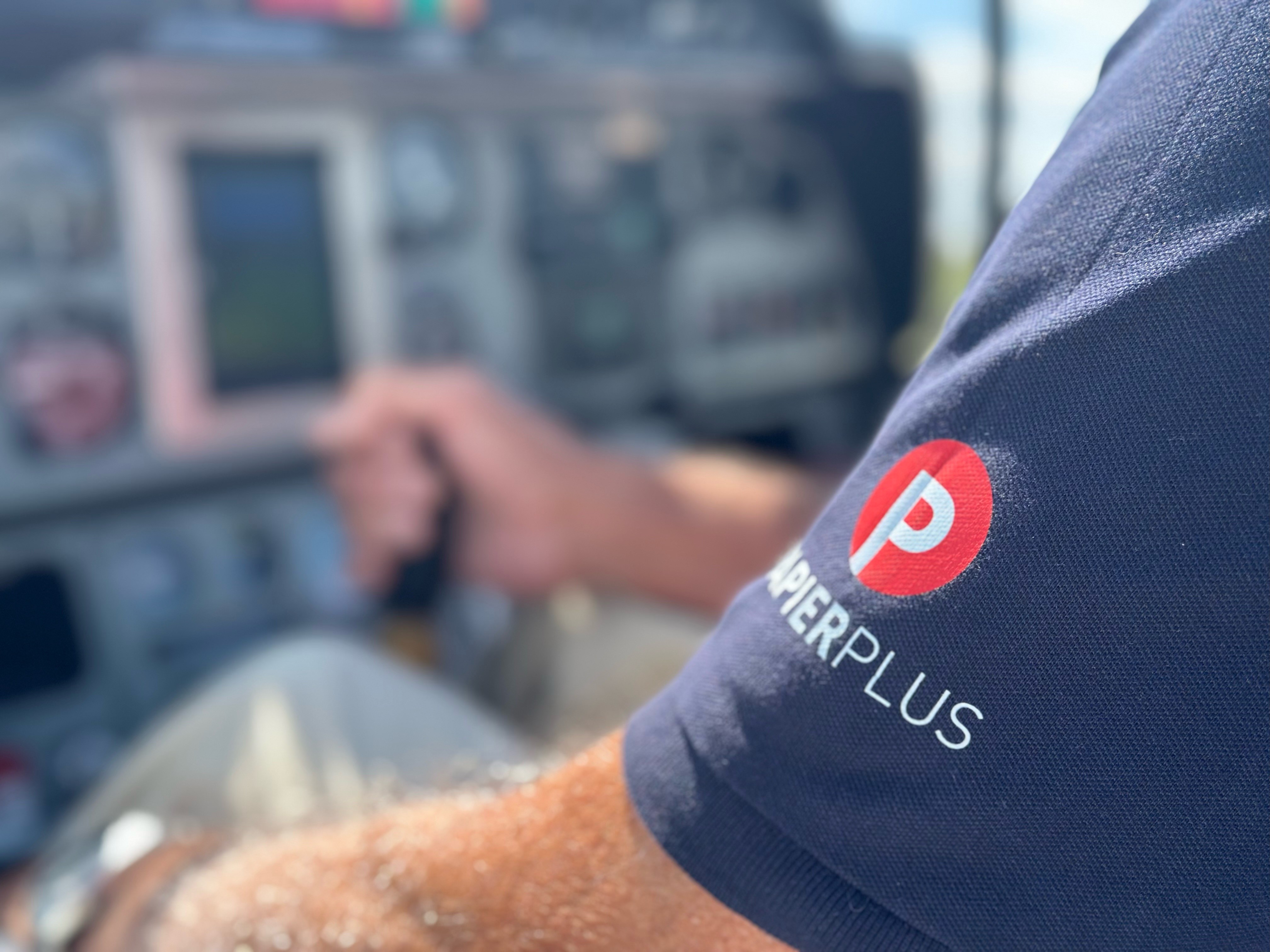 Ab sofort tragen die Fluglehrer einheitliche Pilotenhemden mit dem Logo von Papier Plus – ein sichtbares Zeichen der Partnerschaft zwischen dem Unternehmen und der ältesten Flugschule der Welt (Quelle: Papier Plus)