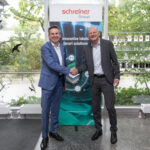 Führungswechsel: Jens Vor der Brueggen_(l.) übernimmt von Robert Weiss (Quelle: Schreiner Group)