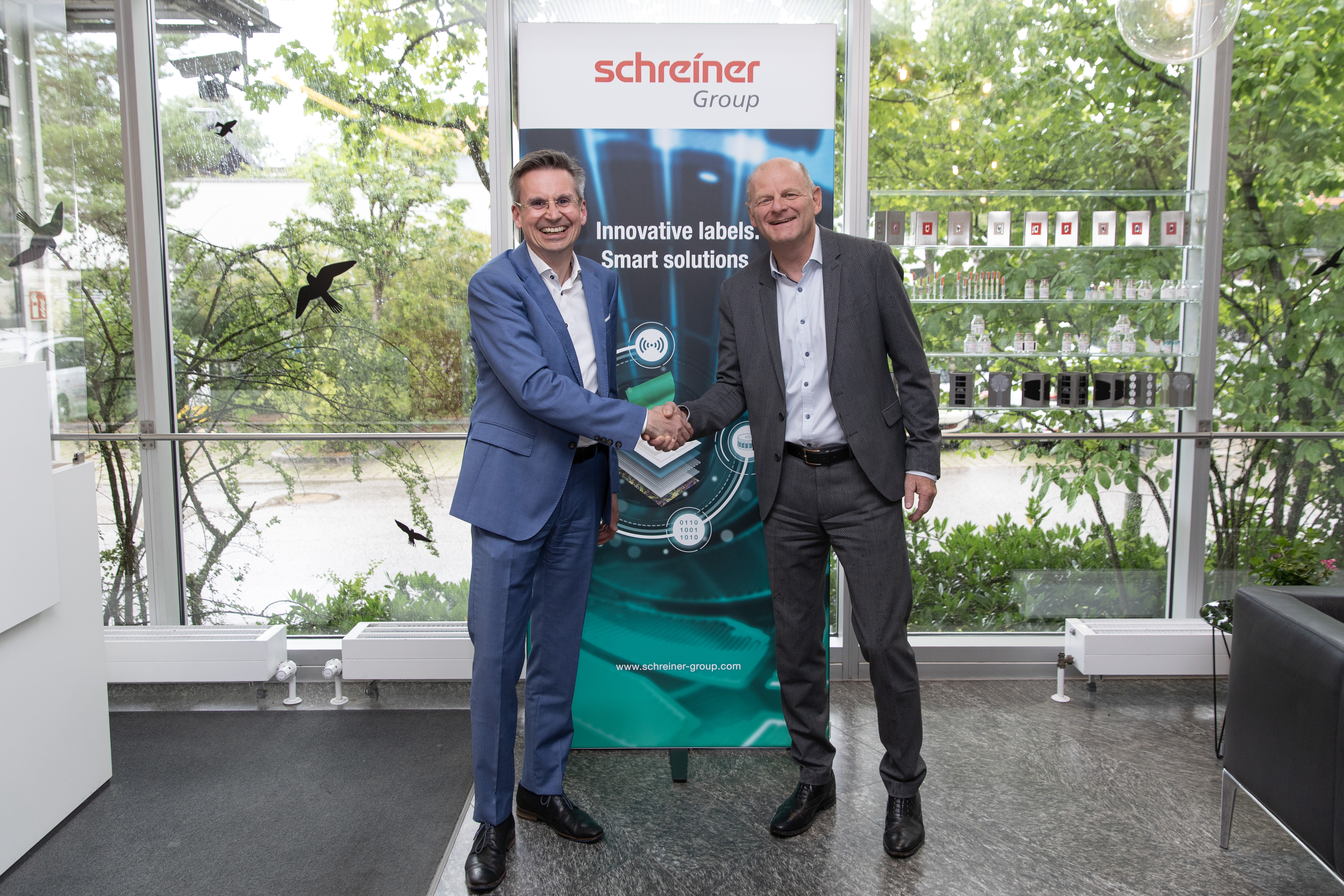 Führungswechsel: Jens Vor der Brueggen_(l.) übernimmt von Robert Weiss (Quelle: Schreiner Group)