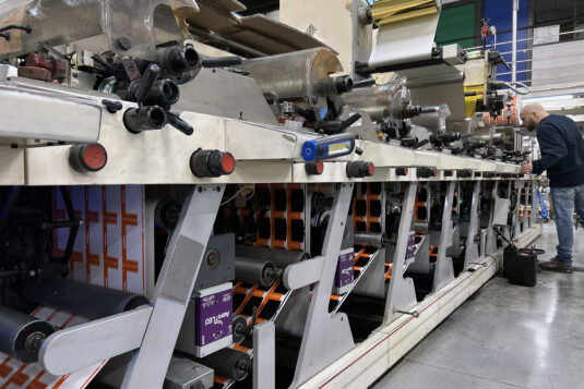 Die Gelegenheit, mit UV-LED zu arbeiten, ergab sich, als Stic Image in zwei neue Produktionslinien investierte, die 2024 installiert wurden