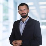 Der Digitalexperte Antonio Javier Pérez Vigo (Schreiner Group) erklärt, wie man in der Druckindustrie seine Produktionsprozesse durch den Einsatz von vernetzten Systemen und durch den Einsatz von Künstlicher Intelligenz optimieren kann.