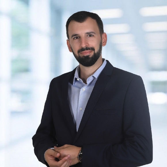 Der Digitalexperte Antonio Javier Pérez Vigo (Schreiner Group) erklärt, wie man in der Druckindustrie seine Produktionsprozesse durch den Einsatz von vernetzten Systemen und durch den Einsatz von Künstlicher Intelligenz optimieren kann.