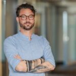 Marco Parrillo (CEO der Ebner Media Group) demonstriert beim DIGITAL PRINTING SUMMIT im Signal Iduna Park in Dortmund, wie Manager und Führungskräfte KI einsetzen können.