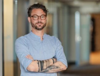 Marco Parrillo (CEO der Ebner Media Group) demonstriert beim DIGITAL PRINTING SUMMIT im Signal Iduna Park in Dortmund, wie Manager und Führungskräfte KI einsetzen können.