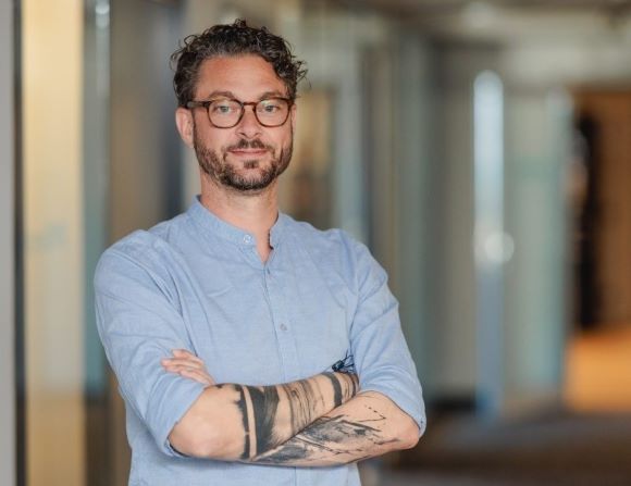 Marco Parrillo (CEO der Ebner Media Group) demonstriert beim DIGITAL PRINTING SUMMIT im Signal Iduna Park in Dortmund, wie Manager und Führungskräfte KI einsetzen können.