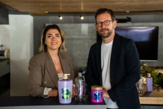 Mit der Kampagne „The Flow“ möchte All4LAbels gemeinsam mit Actega die nachhaltigen On-Demand-Metallisierungsoptionen von Starshine vorstellen (Quelle: Bespoke)