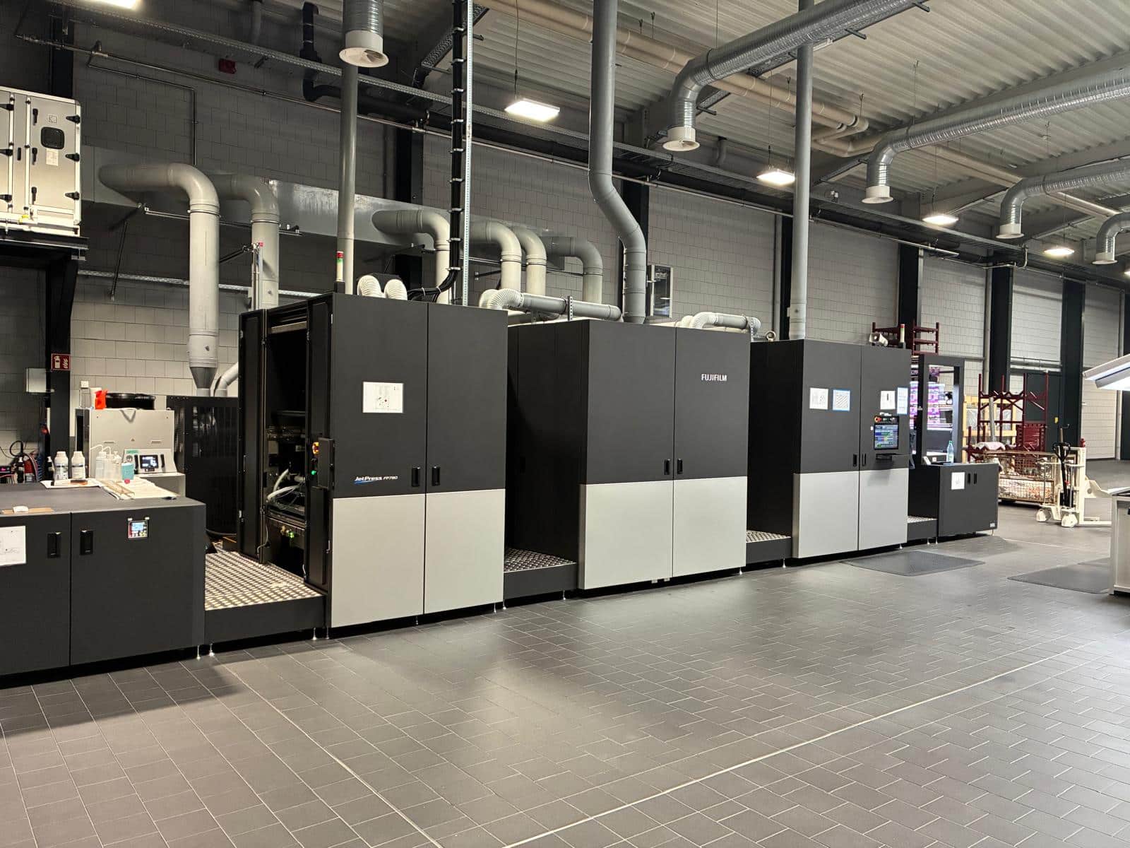 Die Jet Press FP790 von Fujifilm bei Delo: Mit der Digitaldruckmaschine für flexible Verpackungen erweitert die Druckerei ihr Portfolio um wirtschaftliche Lösungen für kleine und mittlere Auflagen (Quelle: Fuji)