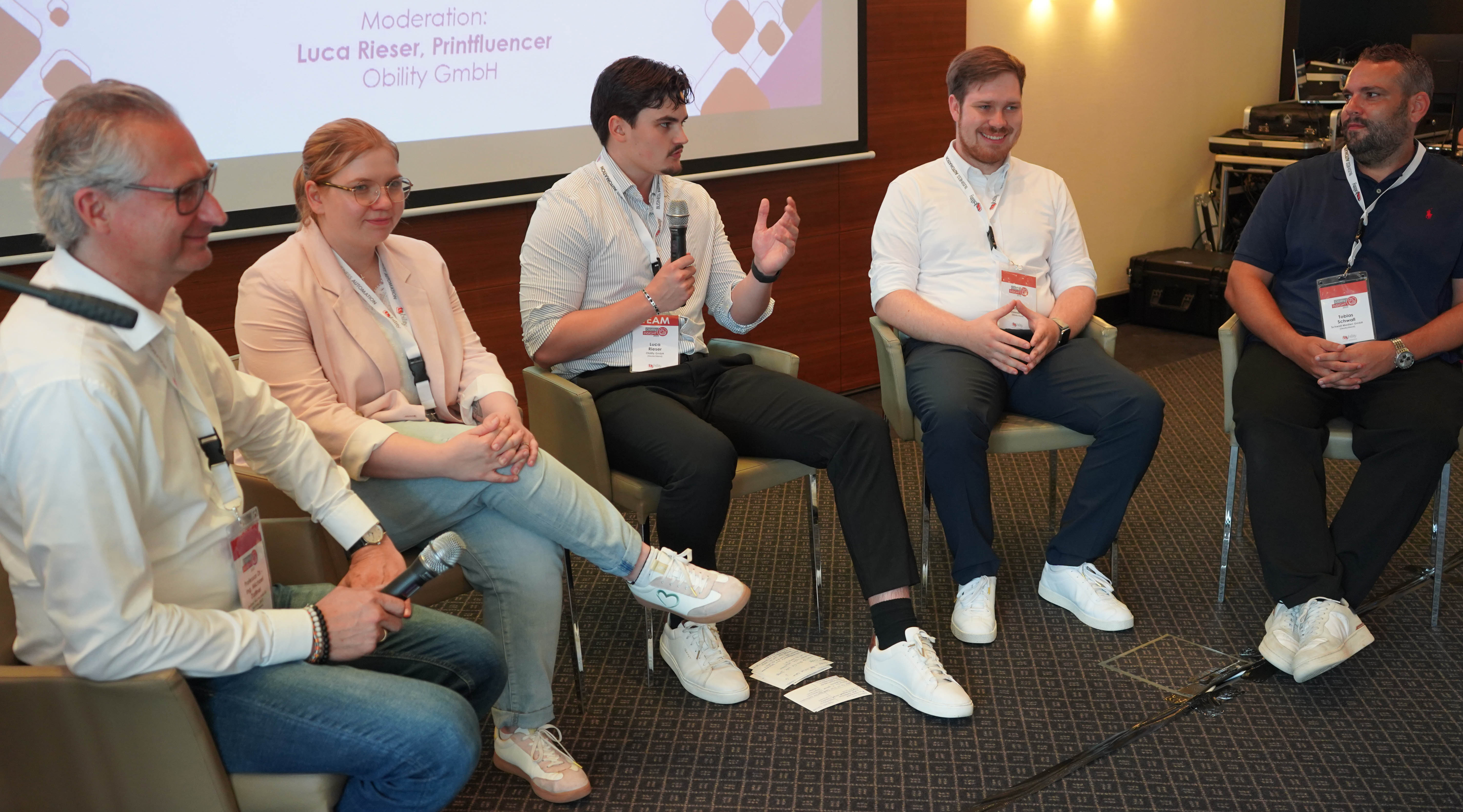 Diskussionsrunde zum Thema ‚Generation Z & Print – neue Wege zu Kunden und Köpfen?‘ mit (v.l.) Prof. Dr.-Ing. Michael Dattner, Friederike Heckmann, Luca Rieser, Tim Grunewald und Tobias Schwall von der Schwall Medien GmbH (Quelle: Obility)