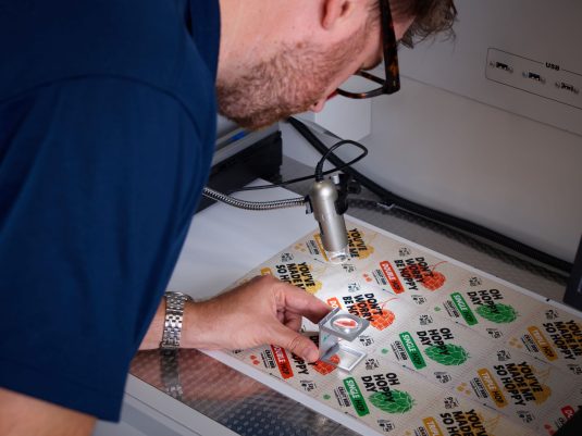 Präzise und hochwertige Etiketten in digitaler Qualität – die N410 liefert überzeugende Ergebnisse für vielfältige Anwendungen (Quelle: Domino)